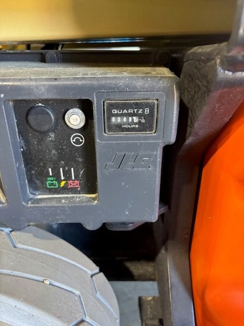 Hour meter on the JLG 1930ES ground controls reading 368 hours