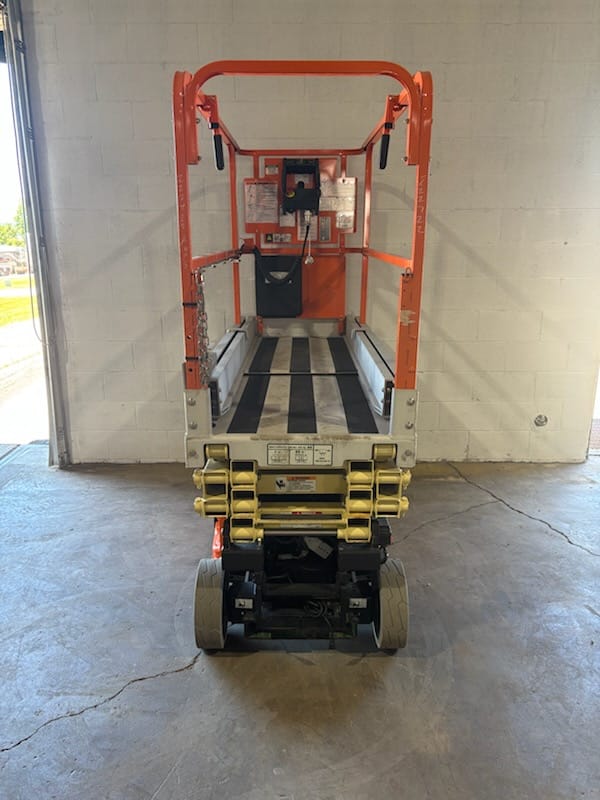 Scissor stack and platform rails on a JLG 1930ES, seen from the front